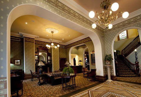 Oscar's Hotel Bar And Restaurant - Dentist Find 8