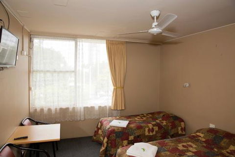 Dolphins Harbourside Hotel - Dentist Find 0