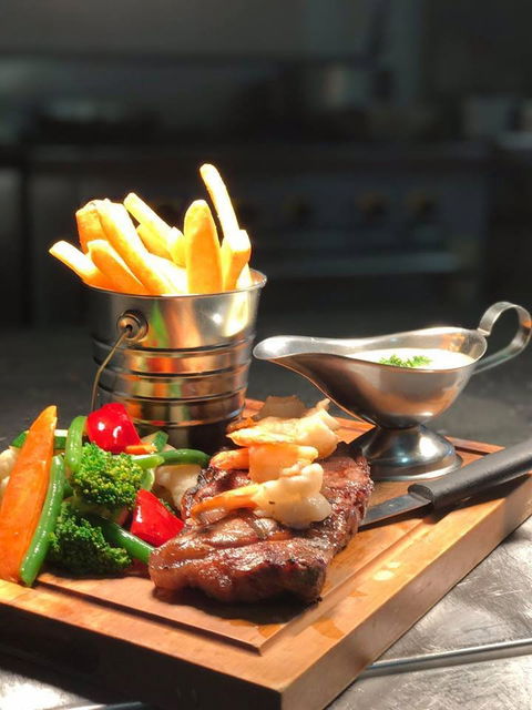 Barrel And Cruse Bistro - Dentist Find 11