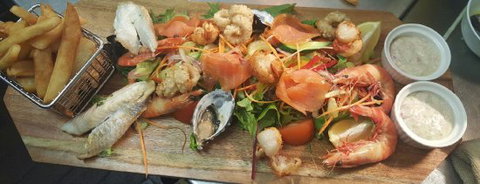 The Fox & Hounds Inn Restaurant - Dentist Find 0