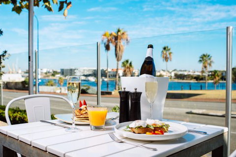 Tradewinds Bar And Restaurant - Dentist Find 0