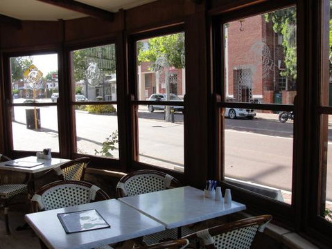 Globe Coffee House - Dentist Find 0