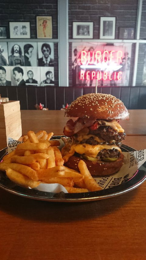 Burger Republic Hyde Park - Dentist Find 1