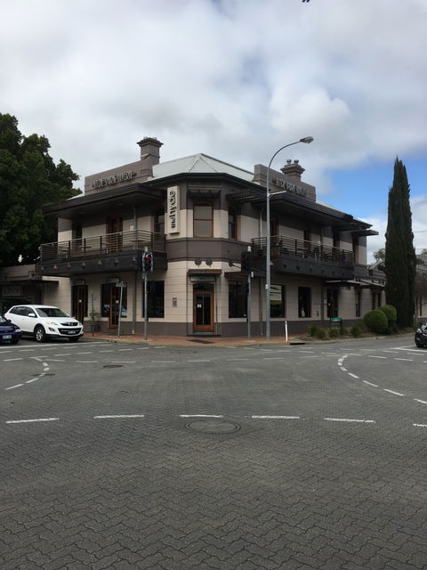 Hyde Park Tavern - Dentist Find 6