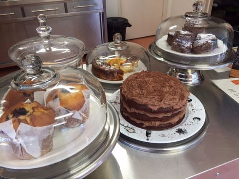 Kiosk At The Dam - Dentist Find 0