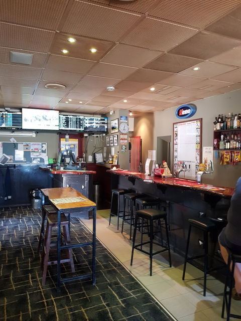 Meningie Hotel Bistro - Dentist Find 7