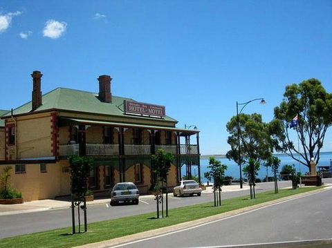 Streaky Bay Hotel - Dentist Find 0