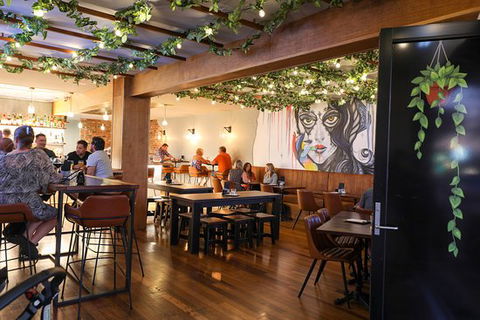 Craft House Bar And Restaurant - Dentist Find 0
