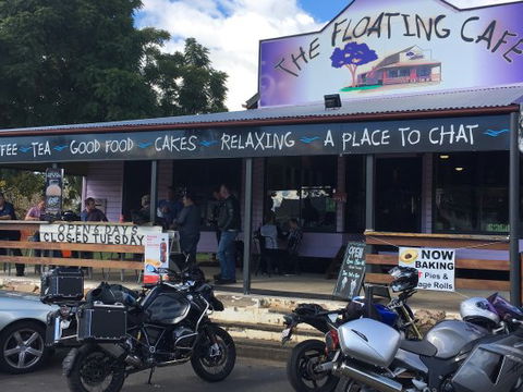 The Floating Cafe - Dentist Find 0
