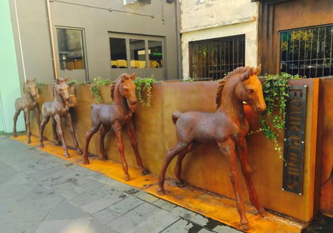 Four Ponies - Dentist Find 0