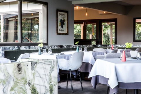 Ten Minutes By Tractor Restaurant - Dentist Find 0