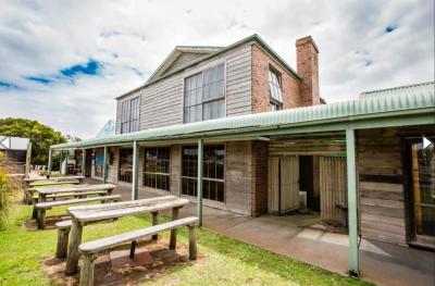 The 12 Apostles Inn / Princetown Tavern - Dentist Find 12