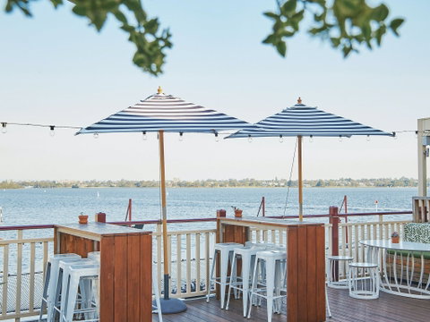 The Lucky Shag Waterfront Bar - Dentist Find 2