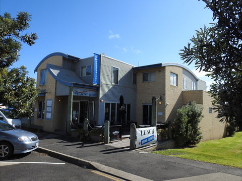 Waves Cafe, Bar And Restaurant - Dentist Find 1