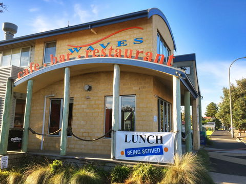 Waves Cafe, Bar And Restaurant - Dentist Find 2