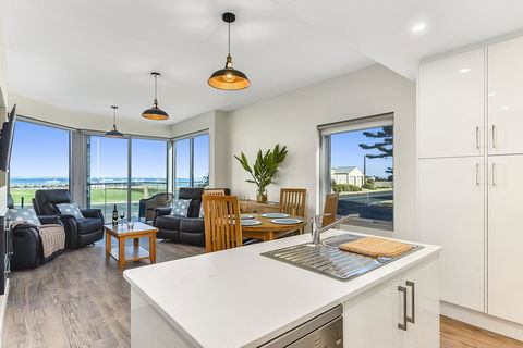 Bonnies Of Beachport - Dentist Find 13