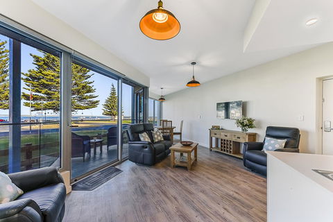 Bonnies Of Beachport - Dentist Find 28