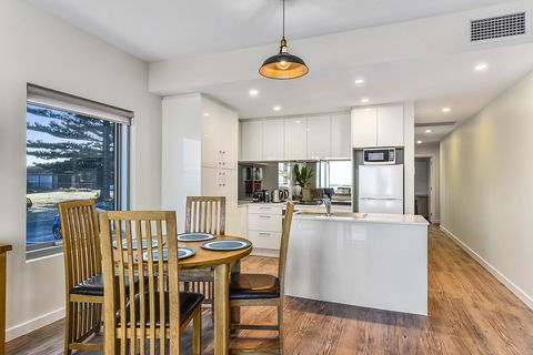 Bonnies Of Beachport - Dentist Find 15