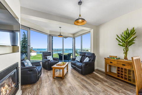 Bonnies Of Beachport - Dentist Find 1