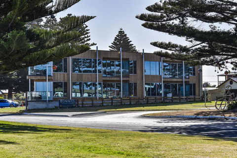 Bonnies Of Beachport - Dentist Find 25