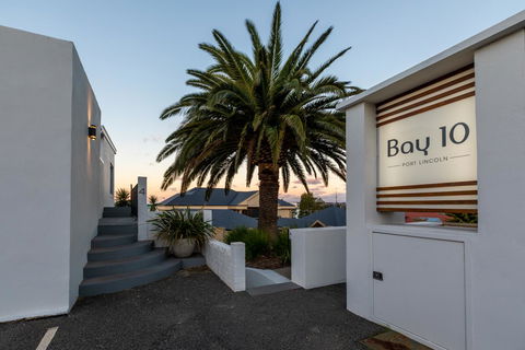 Bay 10 - Suites And Apartments - Dentist Find 21