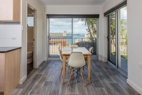 Bay 10 - Suites And Apartments - Dentist Find 12