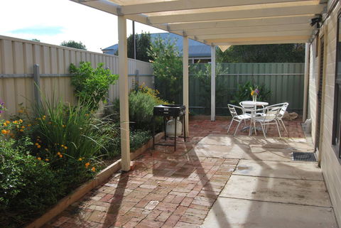 Jacaranda Cottage - Dentist Find 5