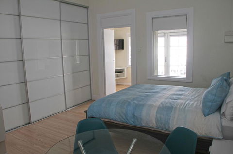 Smugglers Inn Studio Apartments - Dentist Find 6