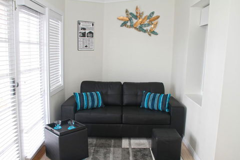 Smugglers Inn Studio Apartments - Dentist Find 3