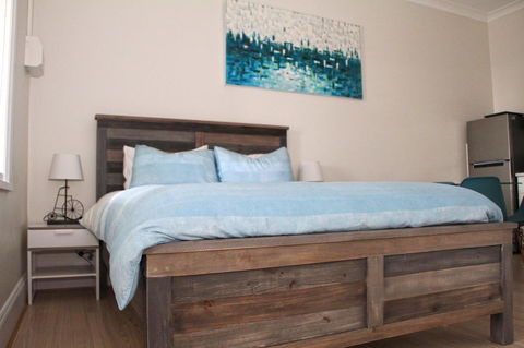 Smugglers Inn Studio Apartments - Dentist Find 0