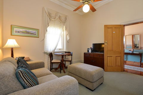 Trafalgar Premium Vintage Suites - Dentist Find 8