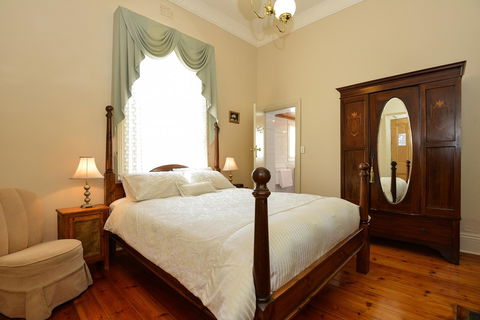 Trafalgar Premium Vintage Suites - Dentist Find 24