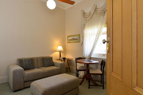 Trafalgar Premium Vintage Suites - Dentist Find 25