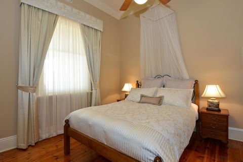 Trafalgar Premium Vintage Suites - Dentist Find 7