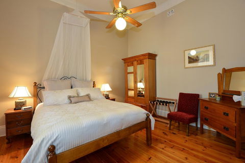 Trafalgar Premium Vintage Suites - Dentist Find 17