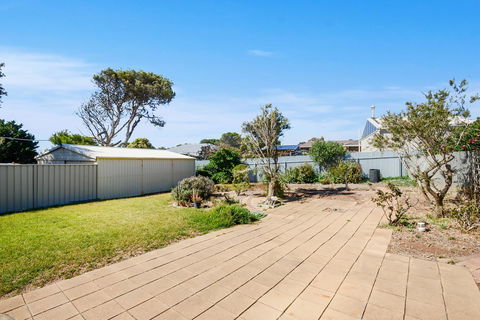 Salomon Sea Haus - Sellicks Beach - Dentist Search 18