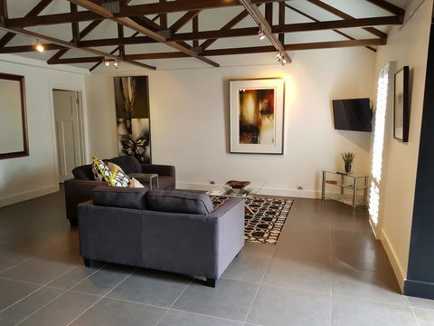 Irongate Studio B&B - Dentist Find 9