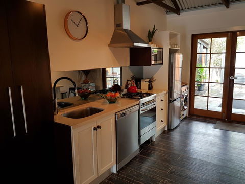 Irongate Studio B&B - Dentist Find 5