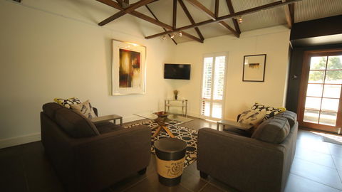 Irongate Studio B&B - Dentist Find 16