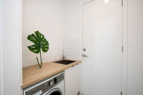 Brand New Affordable Luxury 3 Bedroom 3 Bathrooms House Close To Adelaide City, Chinatown, Beach, Adelaide Airport - Dentist Find 6