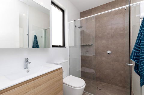 Brand New Affordable Luxury 3 Bedroom 3 Bathrooms House Close To Adelaide City, Chinatown, Beach, Adelaide Airport - Dentist Find 10