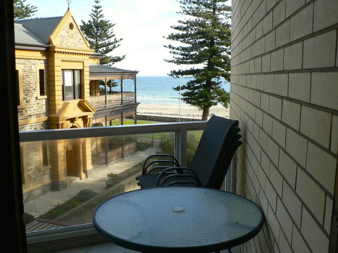 South Esplanade Apartment - Dentist Find 6