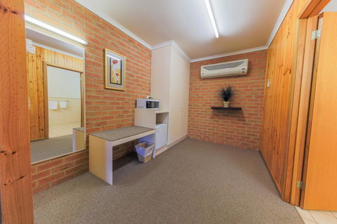 Country Roads Motor Inn Naracoorte - Dentists Australia 5