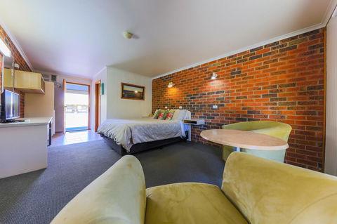 Country Roads Motor Inn Naracoorte - Dentists Australia 7