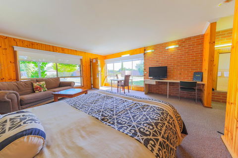 Country Roads Motor Inn Naracoorte - Dentists Australia 0