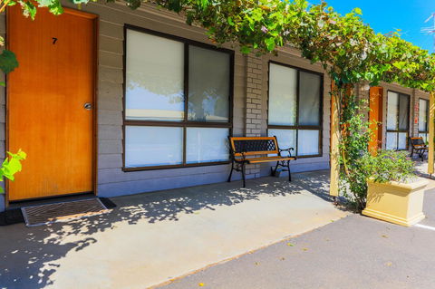 Country Roads Motor Inn Naracoorte - Dentists Australia 24