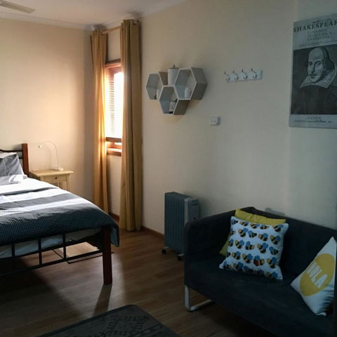 KI Dragonfly Guesthouse - Dentist Search 30