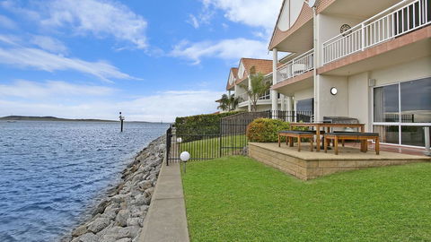 Salt Waterfront Apartment - Dentist Find 4