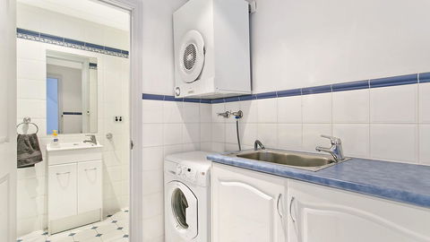 Salt Waterfront Apartment - Dentist Find 2