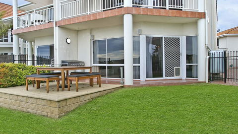 Salt Waterfront Apartment - Dentist Find 6